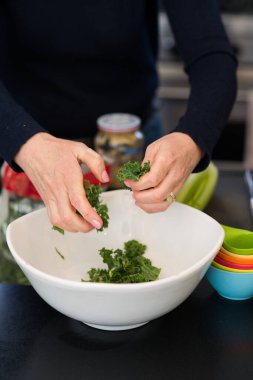 Sağlıklı Ev Yapımı Salata İçin Taze Kale Hazırlanıyor