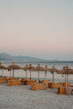 Arnavutluk 'un Riviera Qeparo kentinde güzel Straw SunShades