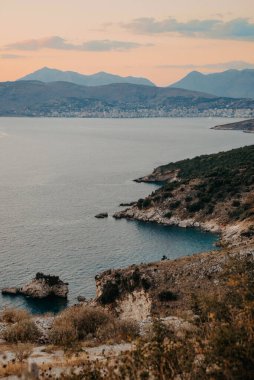 Gün batımında Sarand yakınlarındaki güzel Arnavut Kıyı Koyları