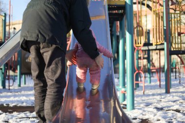 Milenyum Baba, Yürümeye Başlayan Kız 'ın Kaymasına Yardım Ediyor
