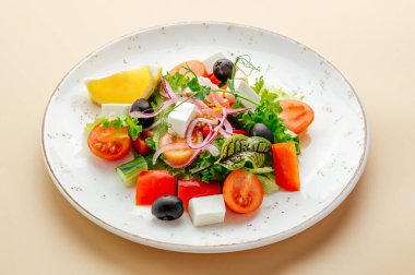 Yunan salatası ve limon.