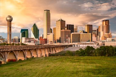 Dallas Teksas şehir merkezi alacakaranlıkta ufuk çizgisi