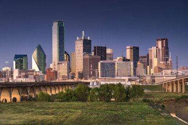 Dallas Teksas şehir merkezi alacakaranlıkta ufuk çizgisi