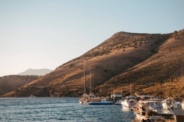 Arnavutluk 'un kayık ve tepeli Porto Palermo Körfezi
