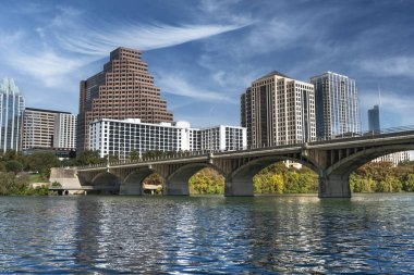 Austin Texas, Colorado Nehri ve Kongre Köprüsü üzerinde ufuk çizgisi