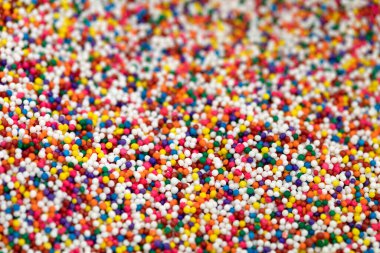 Renkli boncuklar çerçeveyi doldurur