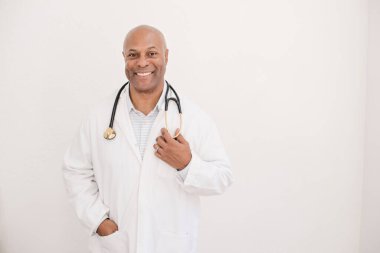 Steteskoplu beyaz önlüklü, kendinden emin ve dost canlısı bir doktor.