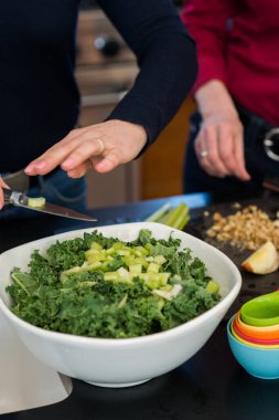 Mutfakta Taze Kale Salatası için Kereviz Doğrama
