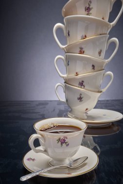 Kahve fincanı ve tehlikeli bardaklar.