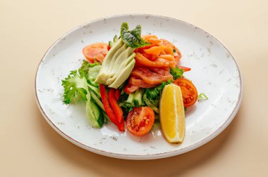 avokado ve kırmızı balıklı sebze salatası.