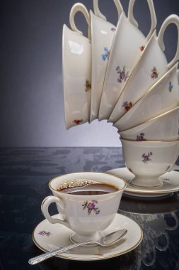 Kahve fincanı ve tehlikeli bardaklar.