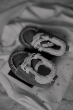 Beyaz Arkaplanda Dantelli Bebek Yumuşak Çizmeleri