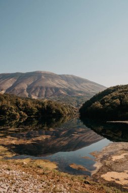 Arnavutluk Gölü 'nde Suriye yakınlarındaki güzel Huzur Dağı Yansımaları