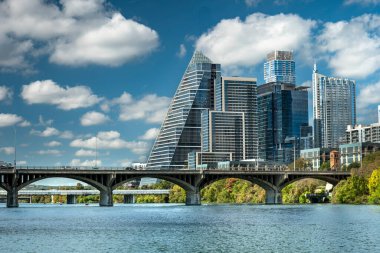 Austin Texas, Colorado Nehri ve Kongre Köprüsü üzerinde ufuk çizgisi