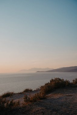 Ksamil yakınlarındaki Arnavut Rivierasında alacakaranlık.