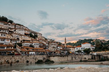 Arnavutluk 'un Berat Eski Kentinde günbatımında radikal Osmanlı Mimarisi