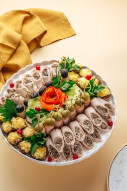 Çeşitli et parçaları. Jambon, mantar ve sebze.