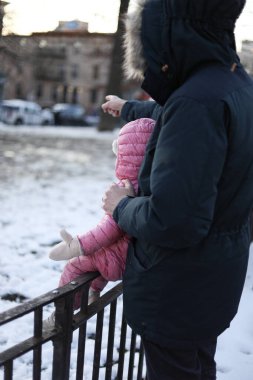 Pahalı Pahalı Paltolu Baba, Kızıyla Şehir Parkı 'nı işaret ediyor.