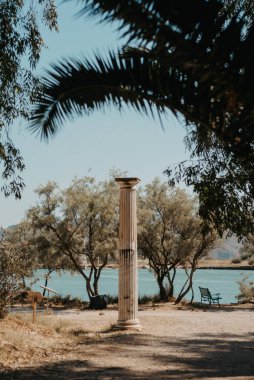 Arnavutluk 'un Butrint kentinde Palmiye yapraklı Roma Sütunu, UNESCO