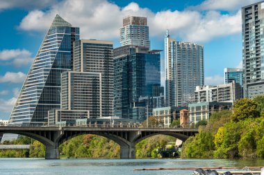 Austin Texas, Colorado Nehri ve Kongre Köprüsü üzerinde ufuk çizgisi