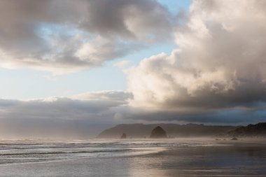 Gün batımında Cannon Sahili 'nde Huzurlu Kıyı Sahnesi
