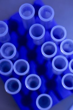 Biyomedikal test tüplerine bakıyorum.