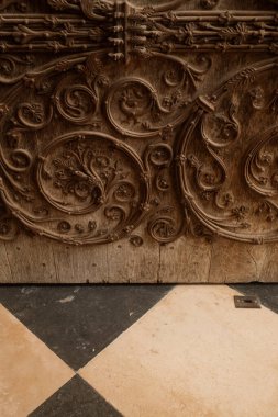 Süslemeli ahşap ve kareli taş zemin.