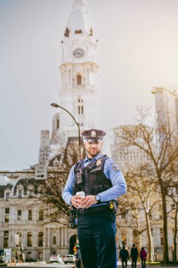 Belediye binasının önünde bir Philadelphia polisi.