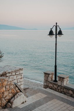 Arnavutluk 'un Qeparo Sahili' nde Sokak Işıklı Manzara