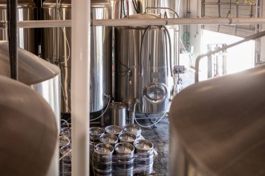Küçük bir bira fabrikasında tank ve fıçı bira yapmak.