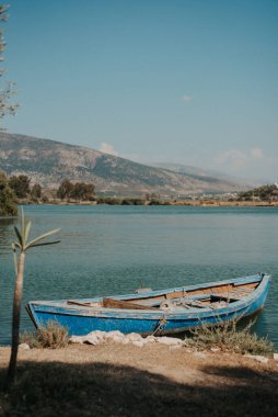 Arnavutluk 'un Butrint Lagünü Manzaralı Eski Mavi Tekne