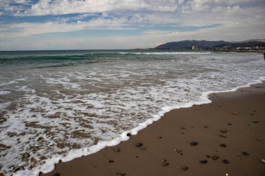 Yumuşak dalgalar Ventura City, California ile kumlu kıyılara vuruyor..