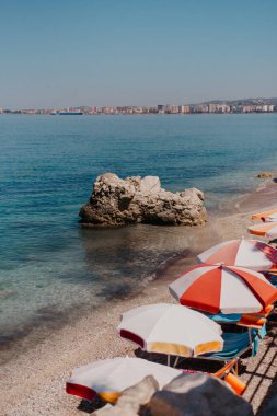Sun Şemsiyeli güzel Vlor Plajı, Arnavut Riviera