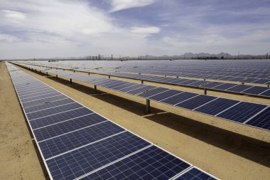 Uzağa doğru uzanan bir güneş paneli alanı