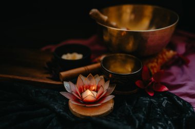 Dinlenme ve meditasyon için Şarkı Kasesi ile Lotus Mumları