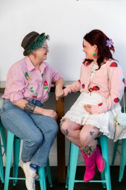 Lezbiyen çift flört ederken birbirlerine sevgi dolu bakarlar.