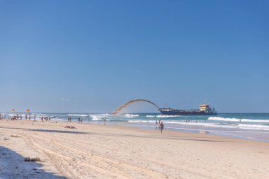 Tropikal Kasırga Alfred 'den sonra Gold Coast' ta kum toplama