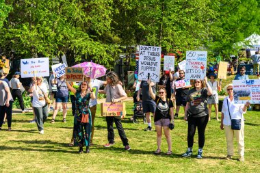 Siyasi bir gösteride pankart taşıyan yürüyüşçüler