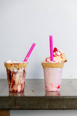 Milkshake dükkanının tezgahında oturan gurme milkshake 'ler