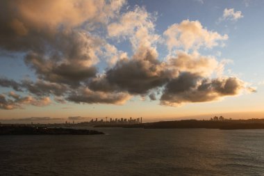 Sydney 'nin üzerinde dramatik günbatımı gökyüzü North Head' den görünüyor.
