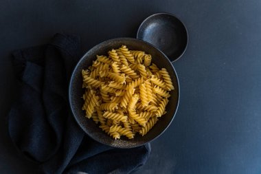 Kasede çiğ fusilli makarna