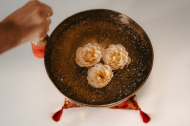 Yüzen Çiçekler ve Titreşimlerle Tibet Şarkı Kasesi