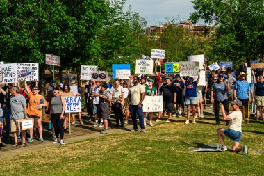 Siyasi bir gösteride pankart taşıyan yürüyüşçüler