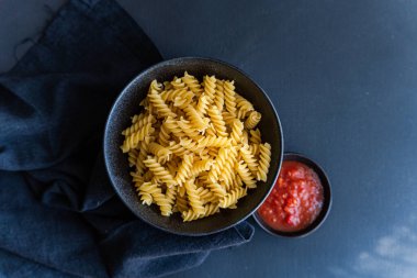 Kasede çiğ fusilli makarna