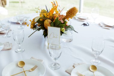 Tropikal Çiçekli Düğün Masası