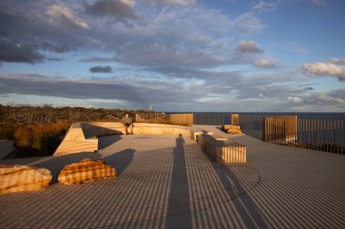North Head, Manly 'de gözcü terasında altın saat ışığı