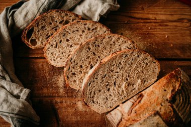 Ev yapımı ekşi ekmek dilimleri.