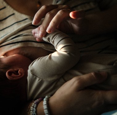 Huzurlu Uyku: Bebek Nazik Ellerde Sessizce Uyuyor