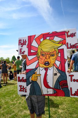 Siyasi bir gösteride protesto işaretleri olan insanlar Alabama