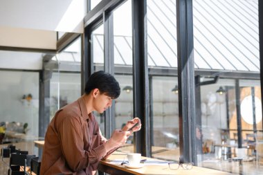 İş adamı telefon mesajlarını kontrol ederken uzaktan çalışıyor